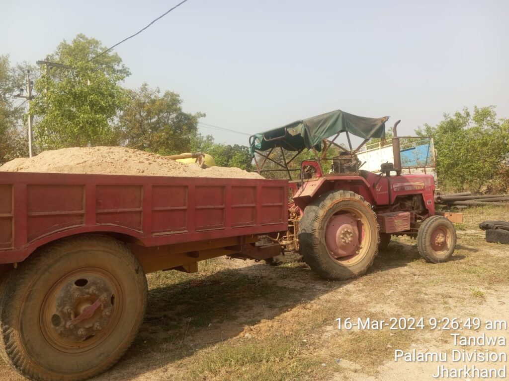 अवैध बालू लदे ट्रैक्टर को पुलिस ने किया जप्त।