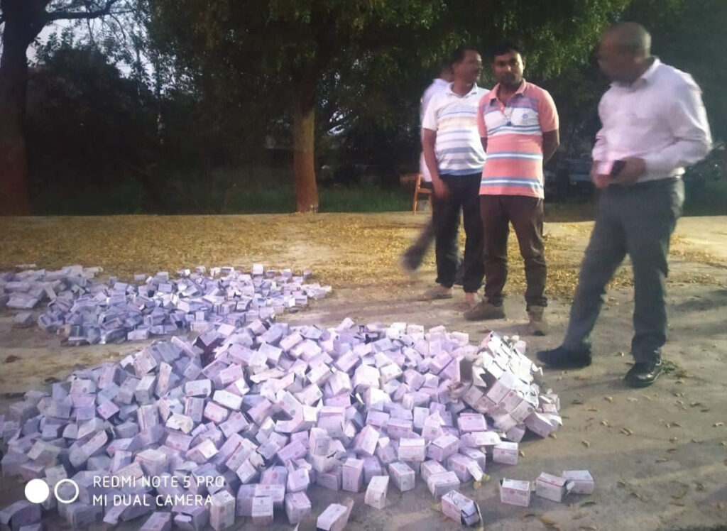 डीसी द्वारा गठित टीम ने की फेकी गई दवाओ की जांच