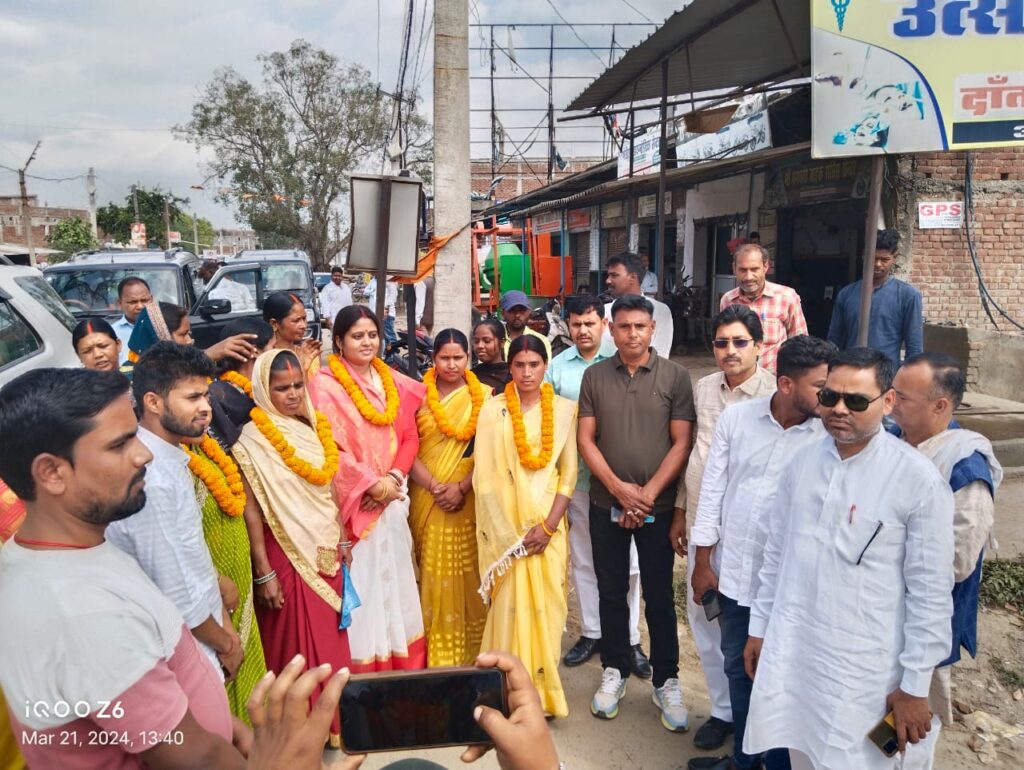 लोकसभा की भावी प्रत्याशी ममता भुइया को गढ़वा आगमन पर राजद के सैकरो कार्यकर्ताओं ने फूल मला पहनाकर किया स्वागत