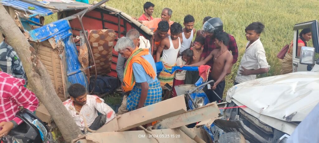 टेंपो और बोलेरो की जोरदार टक्कर में एक दर्जन लोग घायल