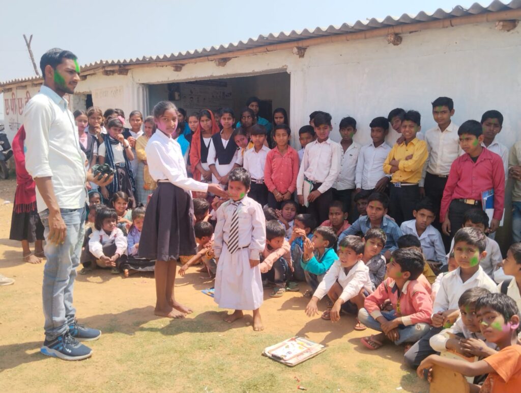 एपीएडी पब्लिक स्कूल चौरियां में होली मिलन समारोह का आयोजन
