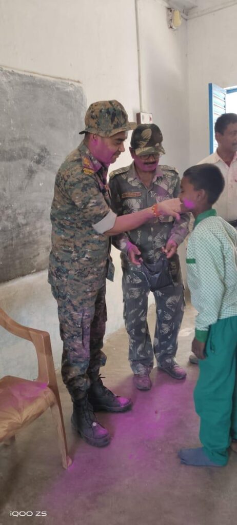 थाना प्रभारी ने छात्रों के साथ खेला होली