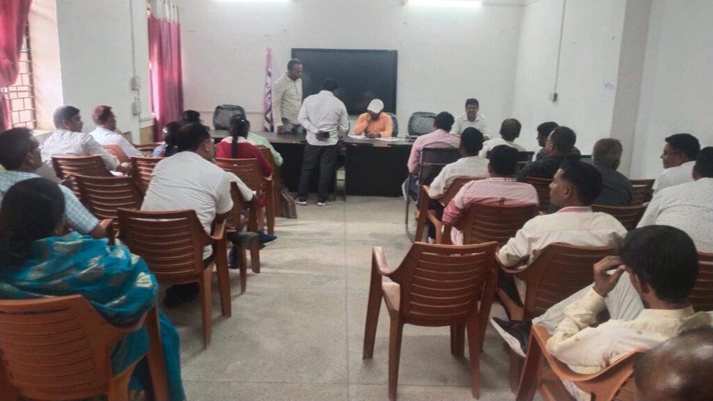 लोकसभा चुनाव को लेकर प्रखंड कार्यालय के सभागार में की गई बैठक