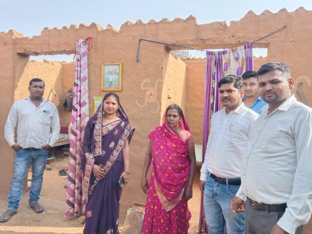 तेज आंधी तूफान में गरीब परिवार का उजड़ा आशियाना, जायजा लेने पहुंचे अंचल कर्मी