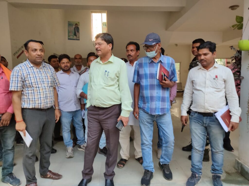 लोकसभा चुनाव की जायजा लेने पहुंचे उपायुक्त शेखर जमुआर कहां लोकसभा चुनाव कार्य में नहीं हो चुक