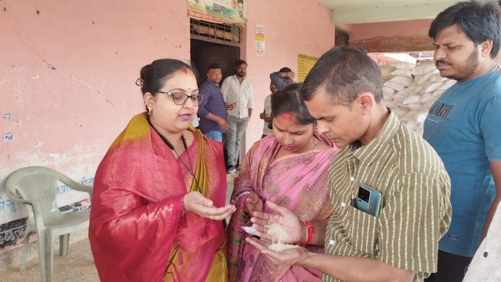 पीडीएस दुकानदारों के द्वारा वितरण किए गए चावल में प्लास्टिक के चावल की मिलावट किए जाने की चर्चा जोरो पर!