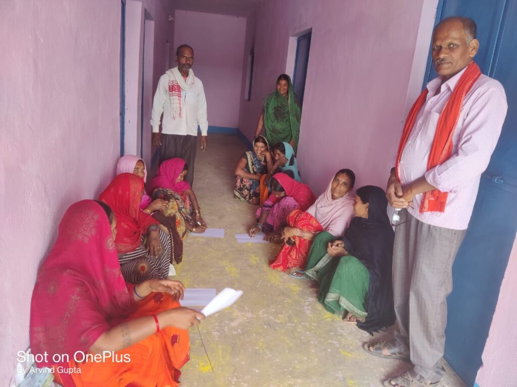 साक्षरता कर्मियों द्वारा प्रखंड में स्वीप कार्यक्रम के तहत मतदान के प्रति मतदाताओं को किया जा रहा है जागरूक