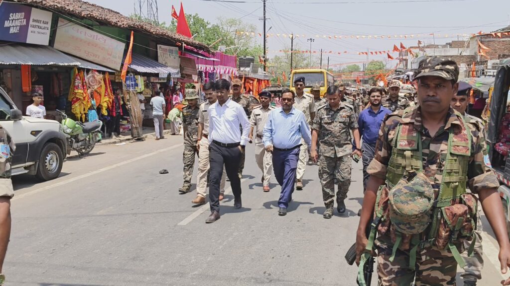 छतरपुर प्रखंड अंतर्गत कई जगहों पर निकाला गया फ्लैग मार्च