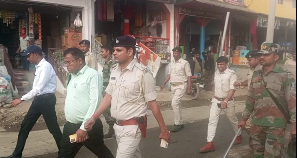 मेराल प्रशासन ने निकाला फ्लैग मार्च