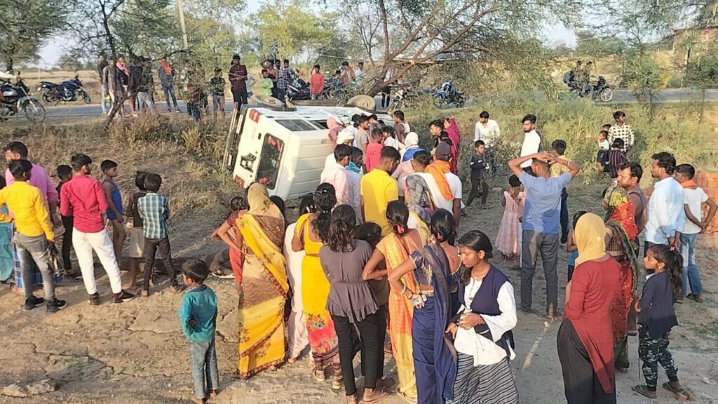 सतबहिनी-खुटहेरिया मुख्य पथ पर मोड़ से पहले एक बोलेरो गाड़ी दुर्घटनाग्रस्त