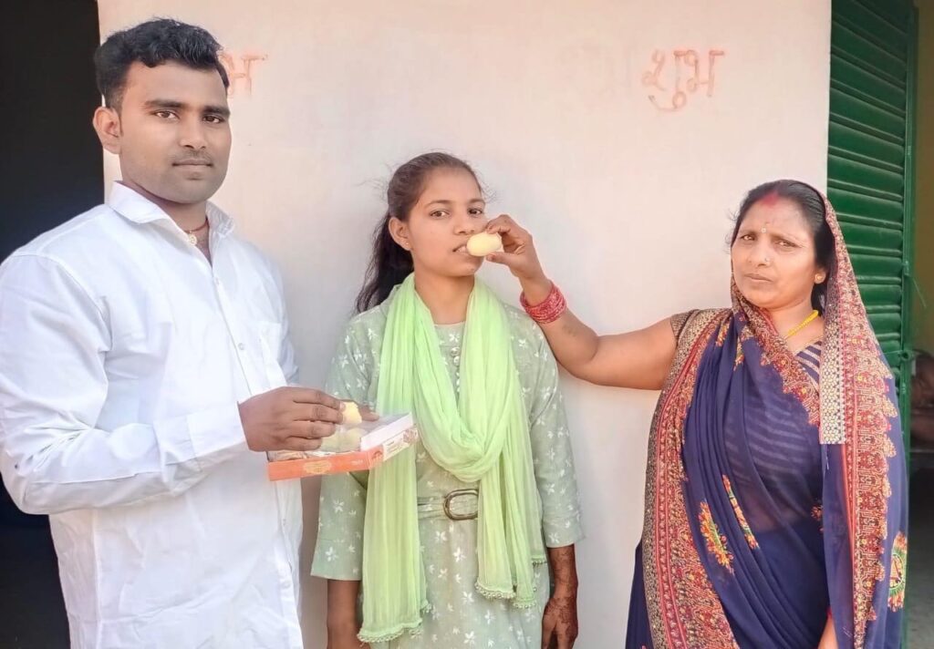 स्तरोन्नत उच्च विद्यालय अमरोरा की छात्रा अंजली कुमारी ने  93.6% अंक लाकर  बनी प्रखंड टॉपर