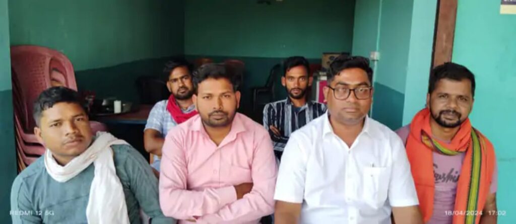 इस बार भीषण गर्मी में गांव से अब तक गायब बिजली के लिए सांसद और विधायक जिम्मेवार : दिनेश कुमार