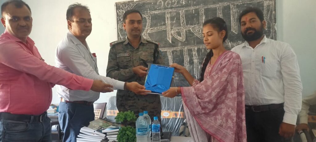 स्तरोन्नत उच्च विद्यालय नौडीहा बाजार के दसवीं के टॉपर बच्चों को किया गया सम्मानित