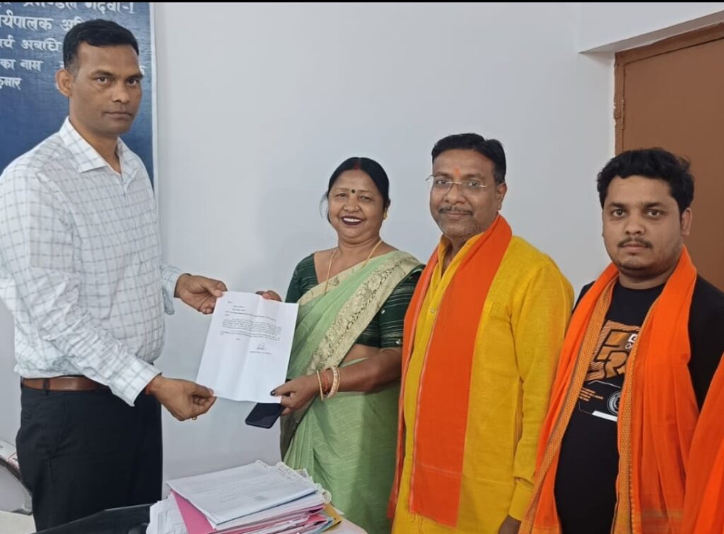 नगर पंचायत अध्यक्षा ने उपायुक्त एवम अधीक्षण अभियंता से मिलकर दिया आवेदन, की नियमित रूप से बिजली देने की मांग,