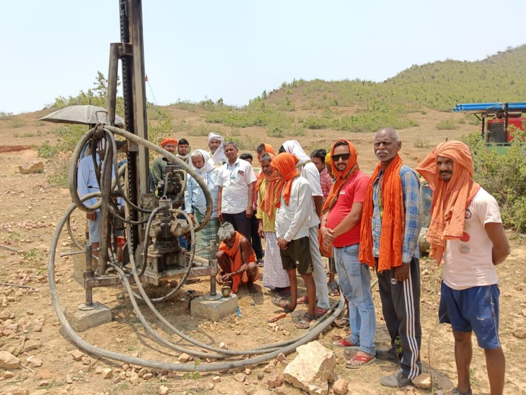 विधायक भानु प्रताप शाही के सौजन्य से बिशुनपुरा प्रखण्ड के ग्रामीणों का मांग हुआ पूरा