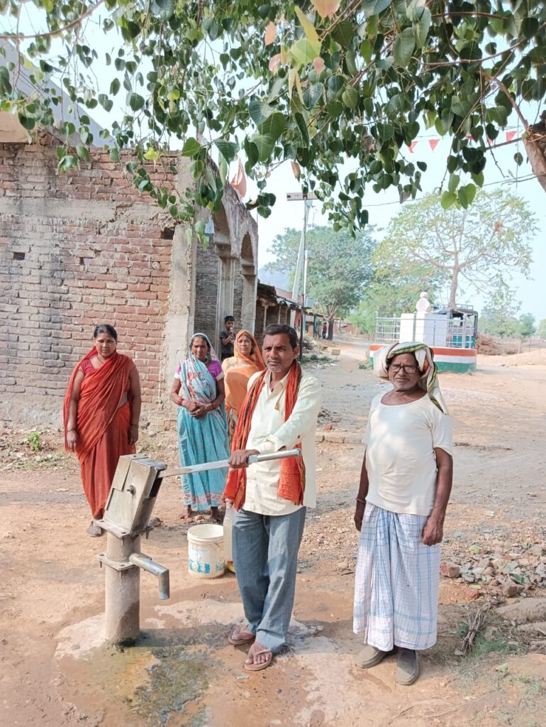 चापाकल खराब होने से ग्रामीण परेशान