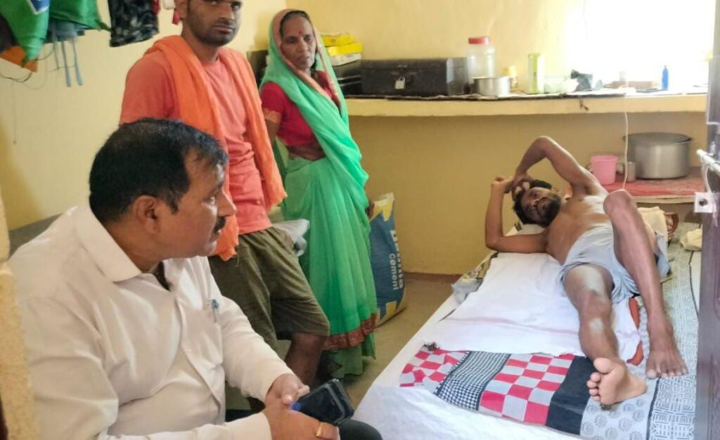 पीड़ित परिवार से मिले भाजपा कार्यसमिति सदस्य एवम किया आर्थिक सहयोग, कहा बिश्रामपुर स्थित लक्ष्मी चंद्रवंशी मेडीकल कॉलेज में हर तरह के बीमारी का इलाज नि:शुल्क