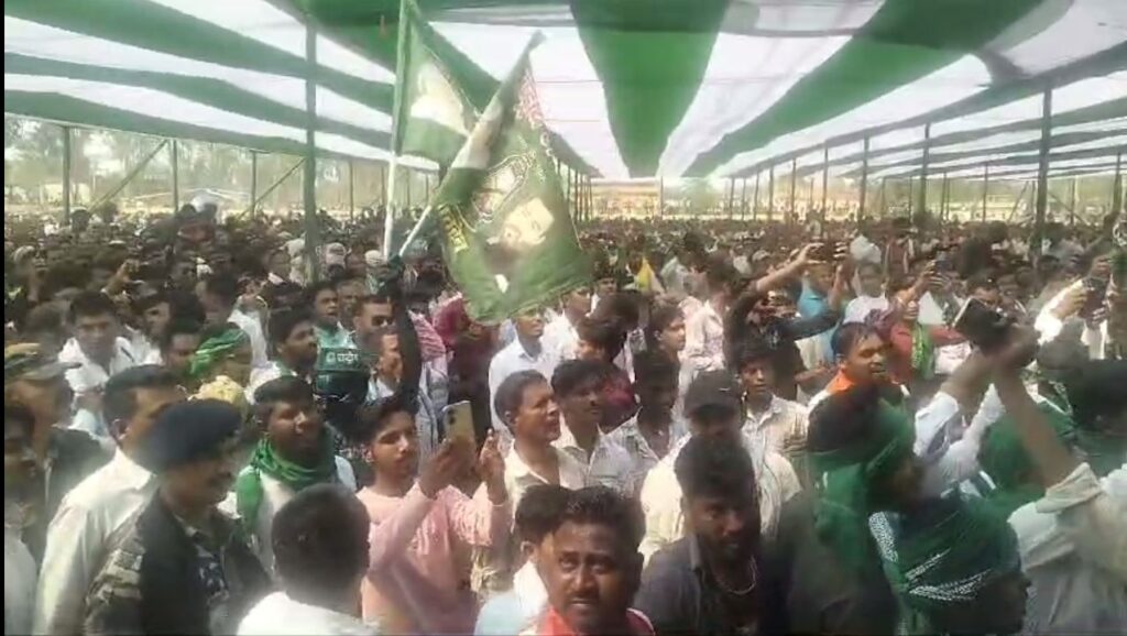 बिहार के पूर्व उप मुख्यमंत्री तेजस्वी यादव पहुंचे छतरपुर हाई स्कूल के मैदान में , चुनावी जनसभा को किया संबोधित