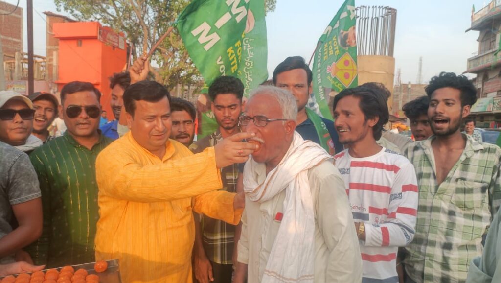 ओवैसी की जीत पर एआइएमआइएम के नेता ने निकाला विजयी जुलूस