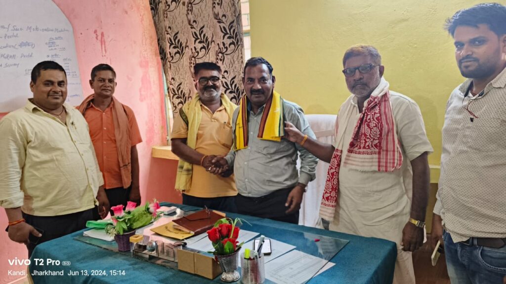 भाजपा किसान मोर्चा जिला अध्यक्ष रामलाला दुबे ने प्रखंड कार्यालय में नए प्रखंड सह अंचल पदाधिकारी को अंग वस्त्र देकर किया गया स्वागत
