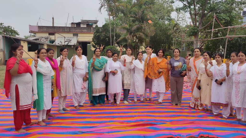 अंतर्राष्ट्रीय योग दिवस के अवसर पर चेंबर ऑफ कॉमर्स के नेतृत्व में महिला चेंबर के द्वारा कराया गया योग!