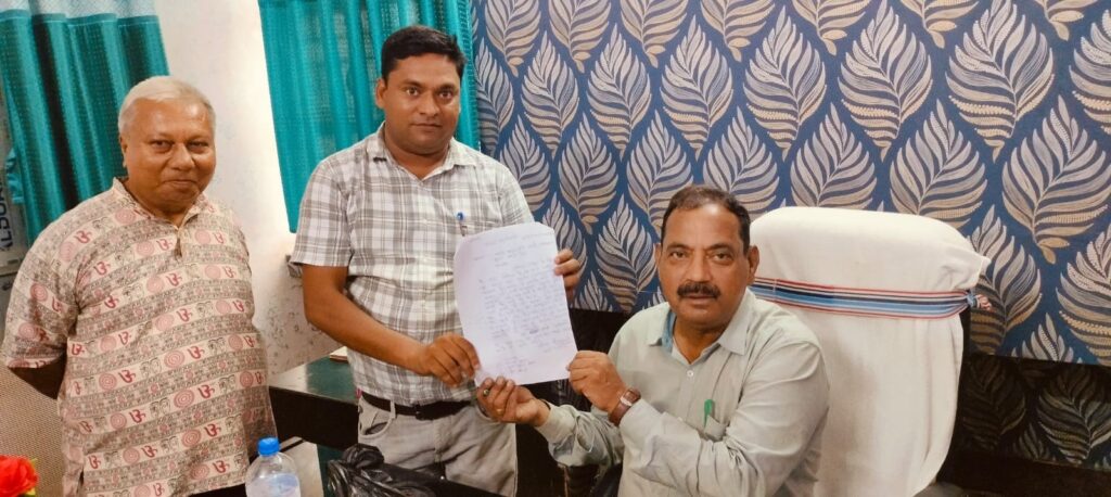 अंचलाधिकारी को आवेदन देकर कांडी बाजार व नाली को अतिक्रमण मुक्त करने की मांग की है।