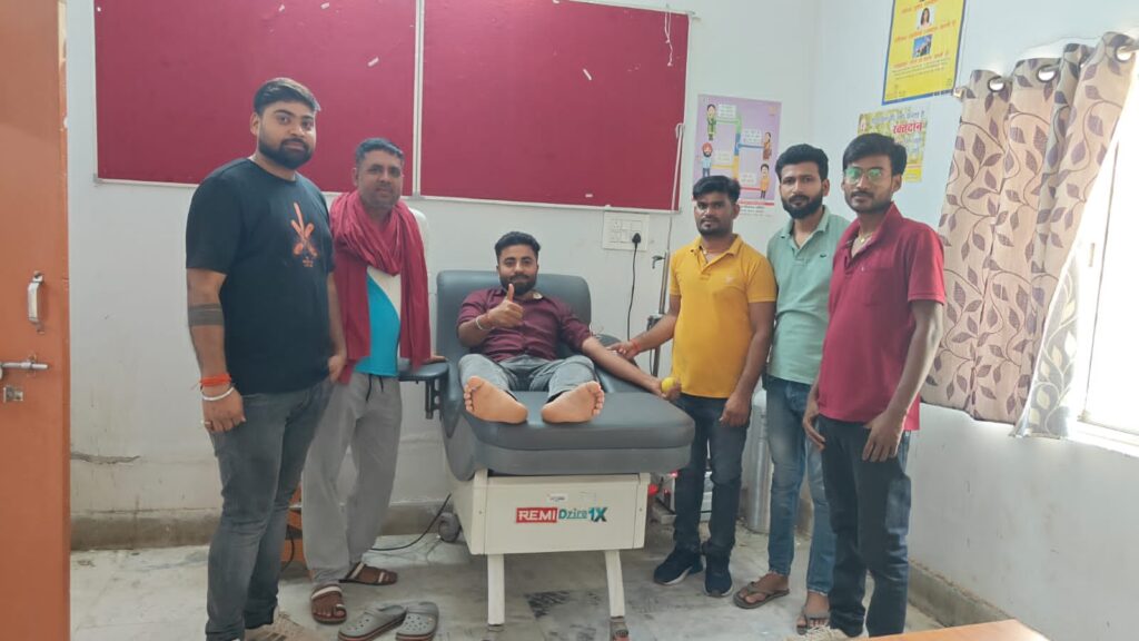 सोशल स्क्वाड के सदस्य निशिथ राहुल ने रक्तदान कर महिला को बचायी जान