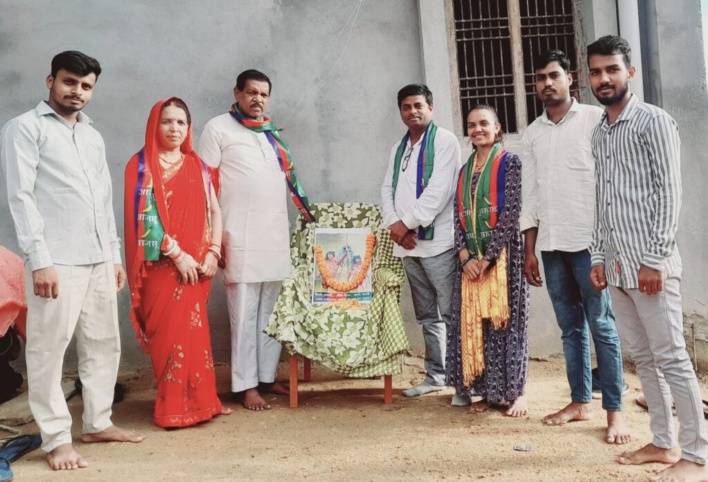 आजसू पार्टी गढ़वा के द्वारा हूल दिवस के अवसर पर हूल क्रांति के महानायक सीदो- कान्हो, चांद भैरव, फुलो- झानो सहित सभी अमर शहीदों को श्रद्धापूर्वक श्रद्धांजलि अर्पित की गई।