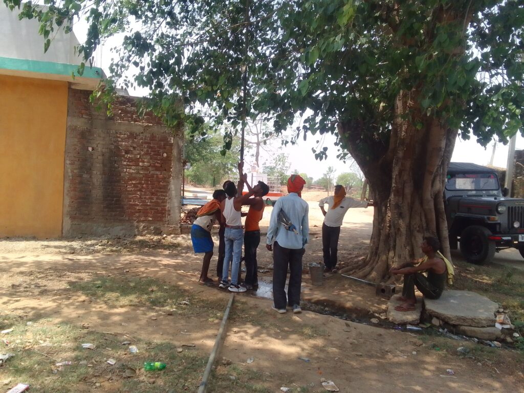 चापाकल के मरम्मत होने से ग्रामीणों में खूशी