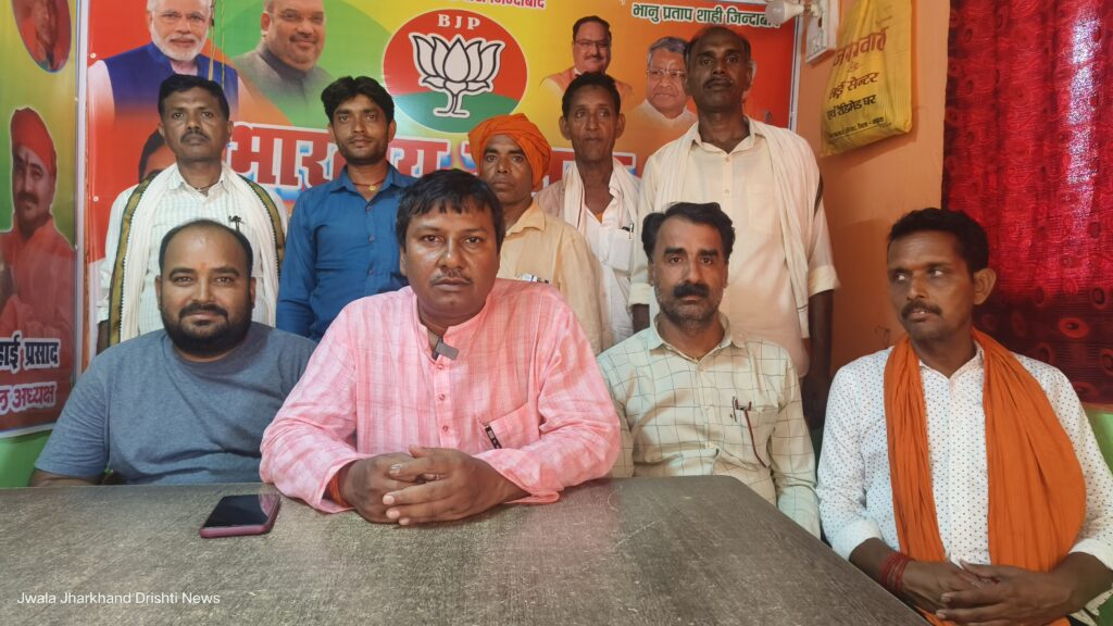 केतार प्रखंड के भाजपा कार्यालय में मंडल अध्यक्ष एवं विधायक प्रतिनिधि ने किया प्रेस कॉन्फ्रेंस, बीडीओ पर लगाया भ्रष्टाचार का आरोप!