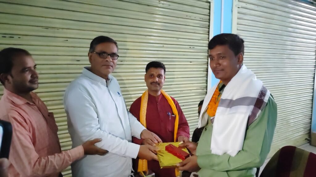 स्थानांतरित उप डाक पाल रामु गुप्ता को दी गई विदाई
