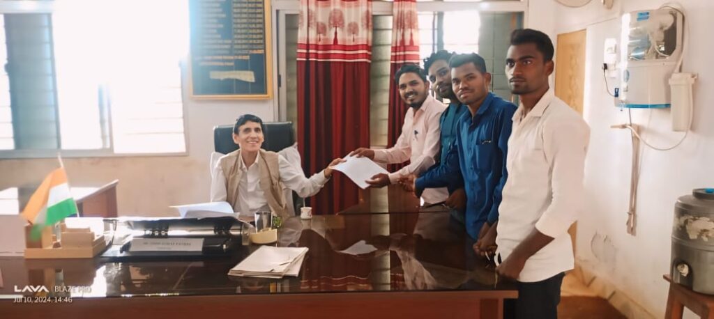 आजसू छात्र संघ का एक प्रतिनिधि मंडल गढ़वा जिला अध्यक्ष कुंदन चंद्रवंशी मांग पत्र सौंपा!