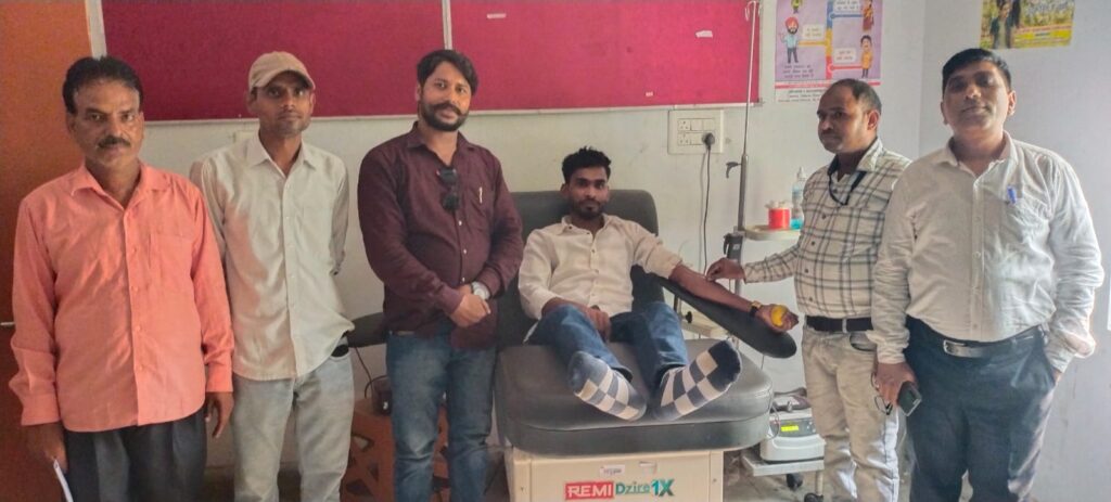 रक्तदान करके बचाई जान रविंद्र ठाकुर आजसू के प्रदेश संयोजक!