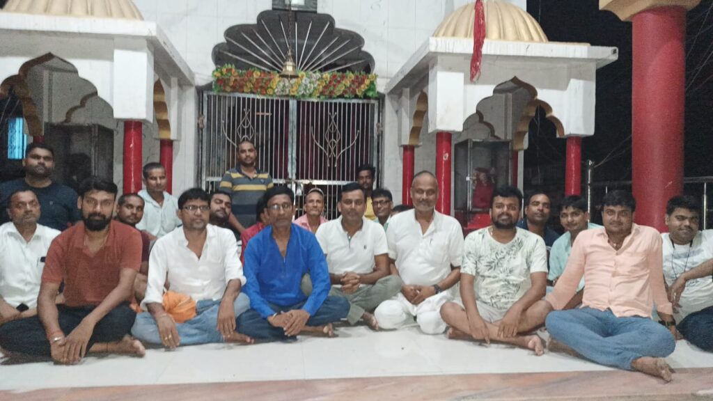 दुर्गा मंदिर के प्रांगण में मंदिर कमेटी के सदस्यों की गई बैठक