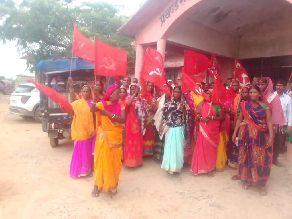 भाकपा अंचल इकाई के नेतृत्व में सात सूत्री मांग पत्र के समर्थन में प्रखंड कार्यालय पर एक दिवसीय धरना