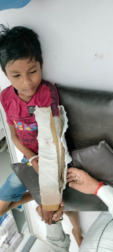 हुसैनाबाद थाना क्षेत्र में सड़क दुर्घटना, वृद्ध महिला और बाइक सवार घायल
