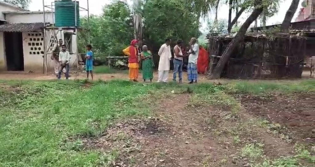 कई दशकों से अवैध कब्जे की शिकार सबुआ स्कूल की जमीन का सीमांकन किया गया।