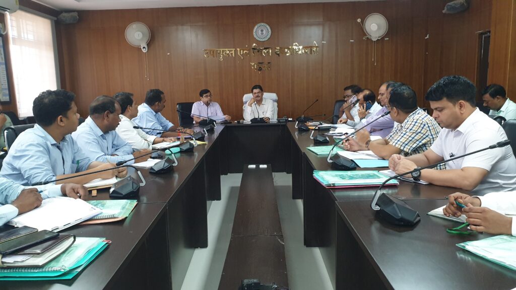 अबुआ आवास व अन्य विकासात्मक योजनाओं की समीक्षा बैठक सम्पन्न, बैठक में निर्वाचन, मनरेगा, राजस्व, कृषि, समेत अन्य महत्वपूर्ण विषयों एवं योजनाओं पर उपायुक्त ने समीक्षा कर दिए आवश्यक दिशा निर्देश।