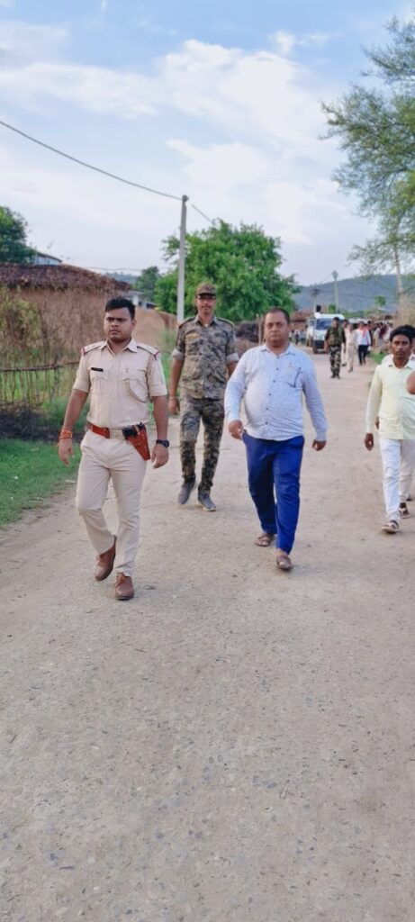 मोहर्रम पर्व शांतिपूर्ण तरीके से संपन्न कराने को लेकर थाना प्रभारी ने निकाला फ़्लैग मार्च!