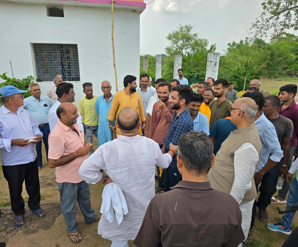 वज्रपात से क्षतिग्रस्त मंदिर के निर्माण के लिए मंत्री ने दिया सहयोग!
