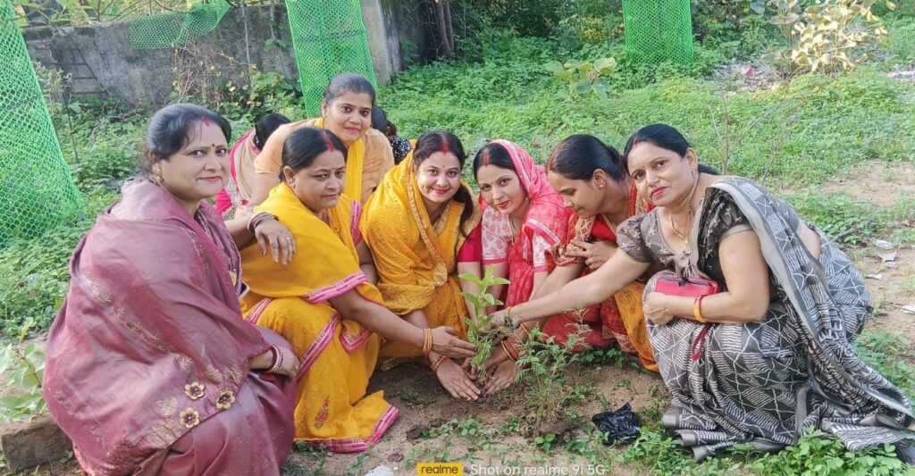 गढ़वा स्वर्णकार संघ की महिलाओं ने आज शुक्रवार को रामल्ला कुटी मंदिर में पौधारोपण किया।