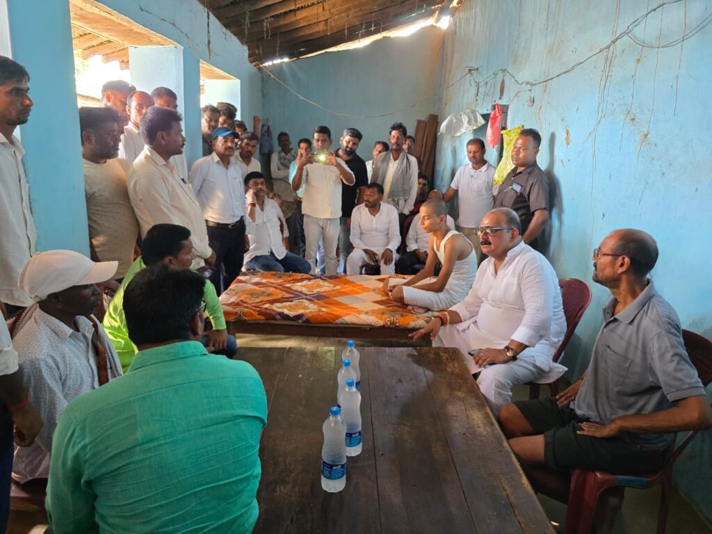 मंत्री मिथिलेश ने किया चिनिया प्रखंड का दौरा, शोक संतप्त परिजनों से की मुलाकात।