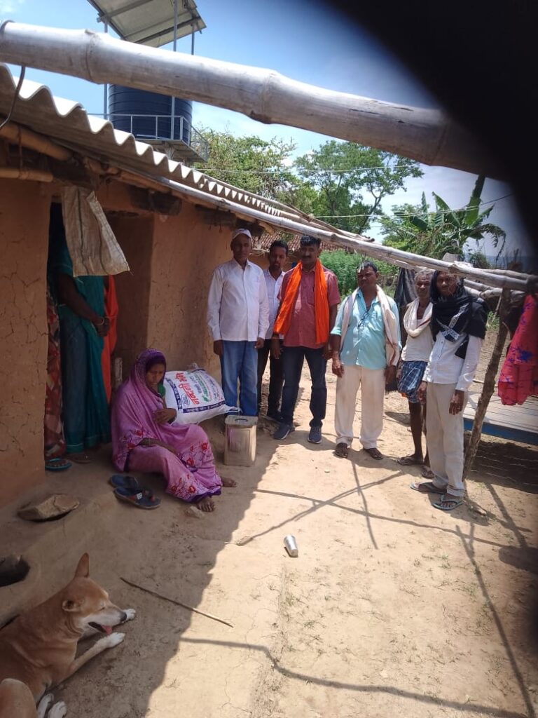 विधायक भानु के निर्देश पर बेंगलुरु कमाने गए मृतक के घर खाद्य सामग्री देने पहुंचे भगत दयानंद यादव!