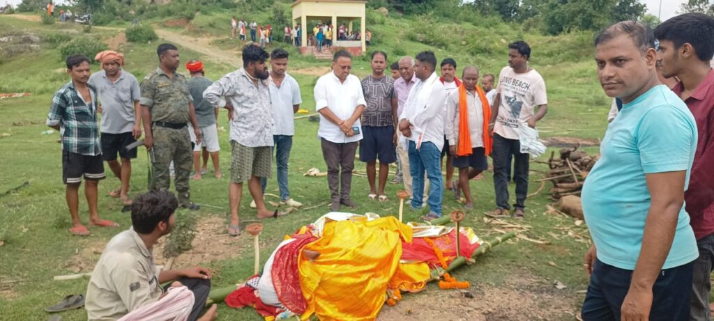 वार्ड सदस्य  की पत्नी की मौत पर पूर्व विधायक अनंत प्रताप देव ने जताया शोक