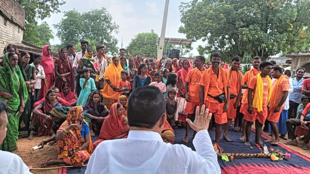 पूर्व मंत्री गिरिनाथ सिंह के नेतृत्व में भ्रष्टाचार के खिलाफ परिवर्तन यात्रा मेराल प्रखंड के विभिन्न पंचायतों में अनवरत जारी हैं।
