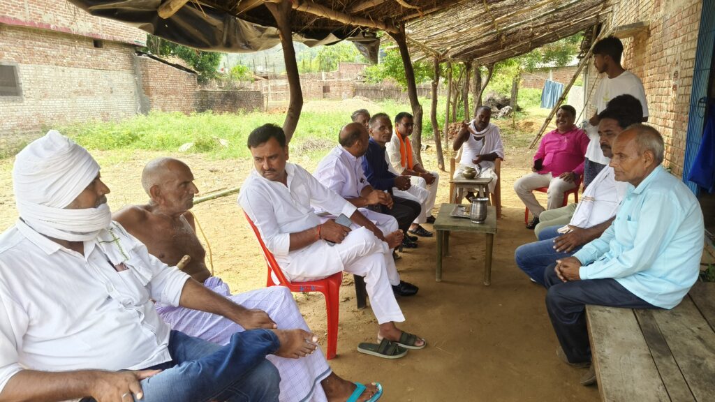 समाजसेवी संतोष सिंह के माता के निधन पर पहुंचे भाजपा के पुर्व जिलाध्यक्ष रघुराज पाण्डेय।
