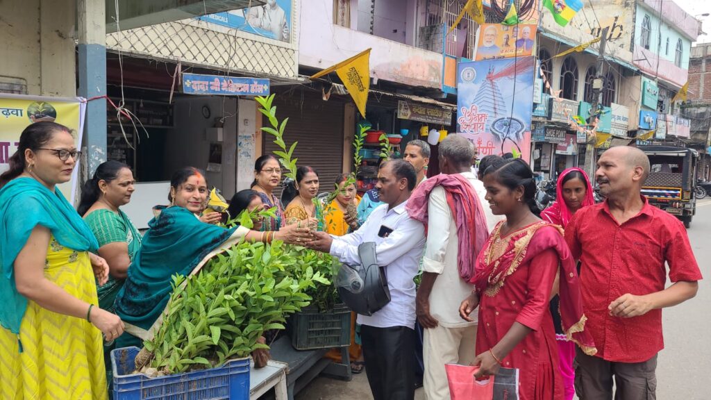 जायन्ट्स ग्रुप आफ गढ़वा सहेली के तत्वाधान में सैकड़ो ग्रामीण एवं गढ़वा शहरी नागरिको के बीच फलदार पौधों का वितरण किया गया।