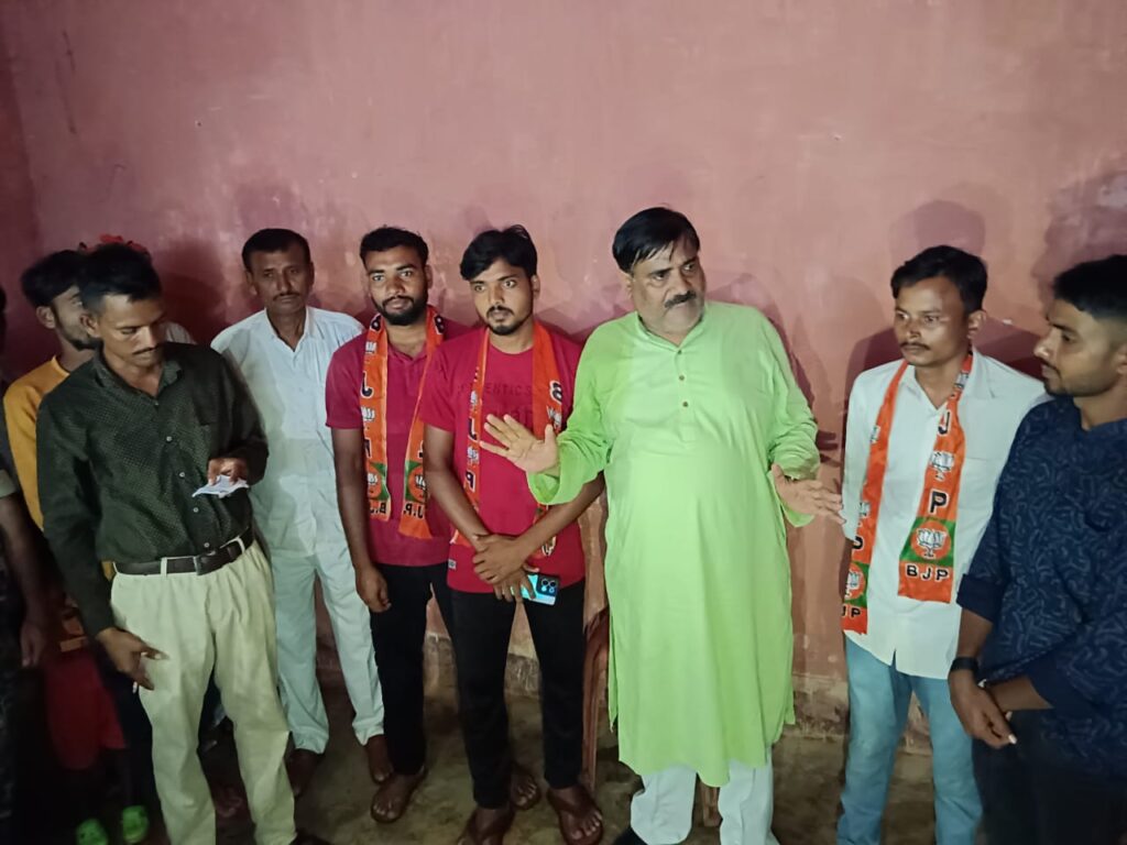 झामुमो के एक दर्जन से अधिक कार्यकर्ता भाजपा में हुए शामिल