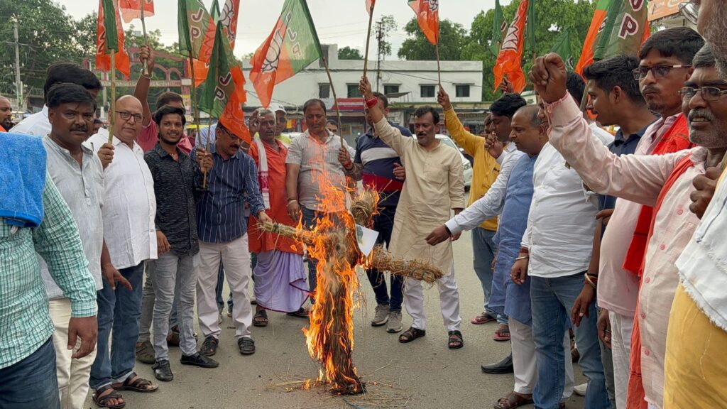 हेमंत सोरेन का पुतला फूंका किया गया