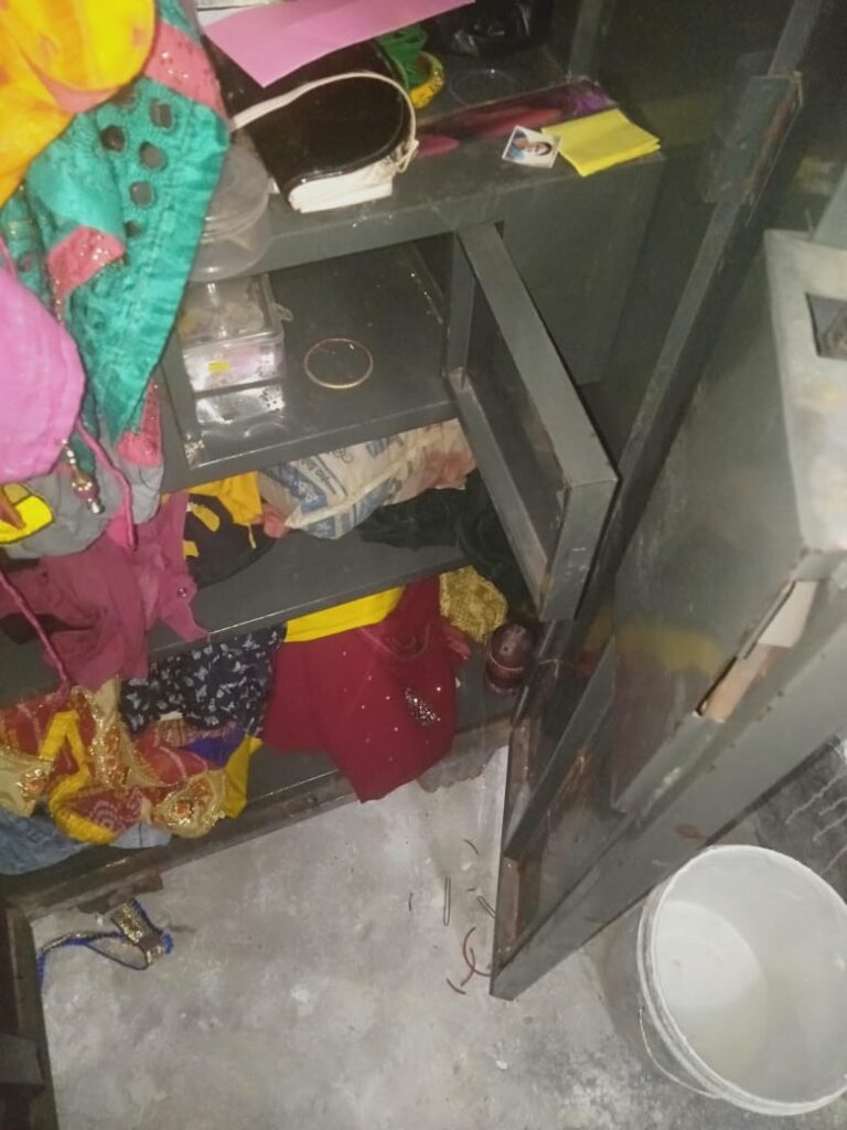 गढ़वा : शहर के गढ़देवी मोहल्ला निवासी निखिल कुमार केसरी के घर लॉकर से रुपये और गहना की चोरी